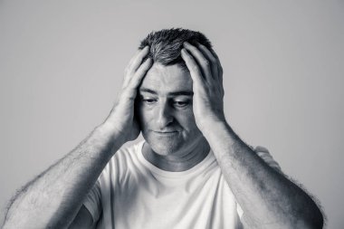 Çekici bir adam üzgün portresi bir depresif depresyon duygu üzüntü ve insan duyguları yüz ifadeleri ve depresyon kavramı üzerinde gri mavi arka plan izole ağrı acı