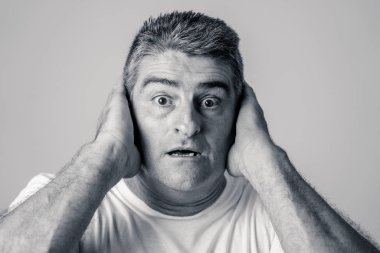 Portre bir 40'lı 50'li adam şokta korktuğunu ifade yüzünde insan duyguları duygu ve gri arka plan üzerinde izole yüz ifadesi kavramı korkmuş jestler yapma ile.