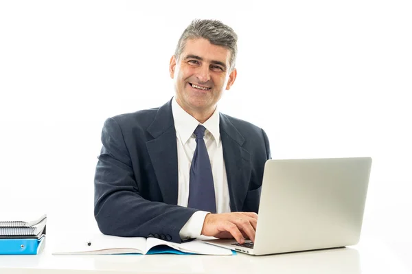 Uśmiechający Się Pewnie Szare Włosy Executive Biznesmen Laptopa Pracy Surfowanie — Zdjęcie stockowe
