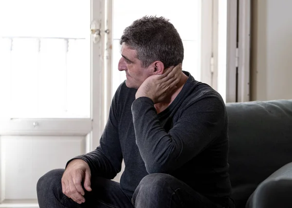 Homem Atraente Sentindo Desesperado Triste Olhando Preocupado Deprimido Pensativo Solitário — Fotografia de Stock