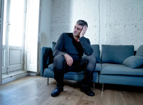 有吸引力的人感到绝望的悲伤寻找忧虑沮丧的体贴和孤独遭受抑郁症在沙发上中年危机心理健康个人问题与生活方式概念 — 图库照片