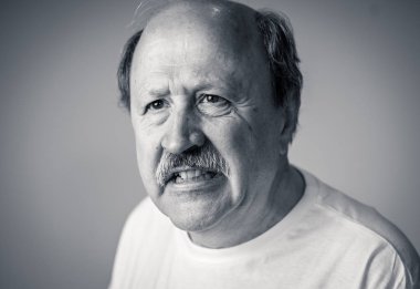 Komuta sizde şaşkın ve kayıp acı demans, hafıza kaybı veya Alzheimer yaşlı yetişkinler ve gri arka plan üzerinde izole sonraki hayat kavramı ruh sağlığı portresi kapatın.