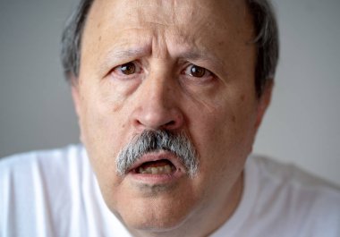 Komuta sizde şaşkın ve kayıp acı demans, hafıza kaybı veya Alzheimer yaşlı yetişkinler ve gri arka plan üzerinde izole sonraki hayat kavramı ruh sağlığı portresi kapatın.