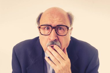 Bir 60s portresi komuta sizde şok korkmuş hareketleri insan duygular duygular yüz ifadesi yapma ve gri arka plan üzerinde izole iş kavramı, zorbalık yüzünde korkmuş bir ifade ile.