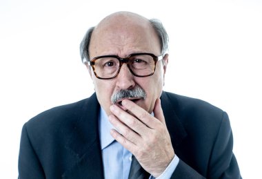 Üzgün ve endişeli acı ve üzüntü yüz ifadesinde emeklilik depresyon ve işsizlik kavramı arıyorum kıdemli olgun yaşlı işadamı portresi üzerinde nötr arka plan izole.