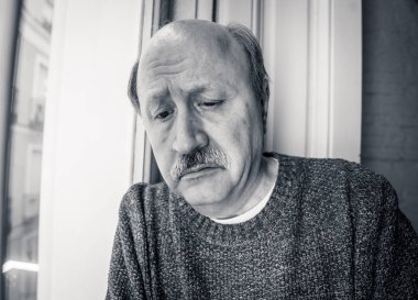 Komuta sizde umutsuz üzgün depresif balkon merak seyir düşünceli yalnız evde yaşlanma depresyon zihinsel sağlık kişisel sorunlar ve yaşam tarzı kavramı, duygu ve onun 60s.