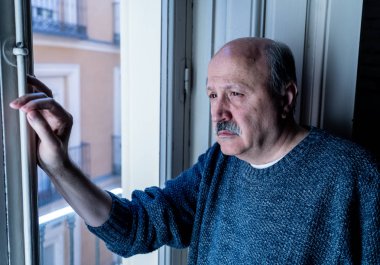 Üst düzey ihtiyar duygu pencereden bakan şaşkın ve yaşlanma emeklilik dul demans ve Alzheimer kavramı evde yalnız depresif.