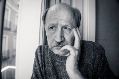 Komuta sizde umutsuz üzgün depresif balkon merak seyir düşünceli yalnız evde yaşlanma depresyon zihinsel sağlık kişisel sorunlar ve yaşam tarzı kavramı, duygu ve onun 60s.