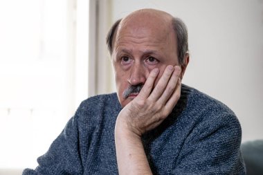 Kıdemli yaşlı adam umutsuz üzgün endişeli bakarak duygu düşünceli ve yalnız evde kanepede yaşlanma zihinsel sağlık kişisel sorunlar ve yaşam tarzı kavramı depresif.