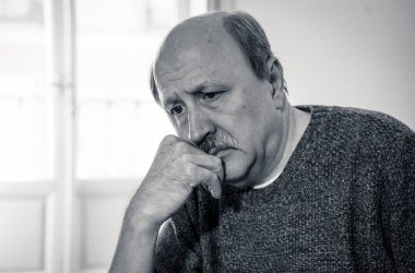 Bunalmış eski üst düzey adam yalnız ev hissi acı eskime emeklilik dul demans ve Alzheimer kavram evde kanepede yalnız üzücü şaşkın.
