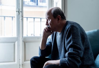 Bunalmış eski üst düzey adam yalnız ev hissi acı eskime emeklilik dul demans ve Alzheimer kavram evde kanepede yalnız üzücü şaşkın.