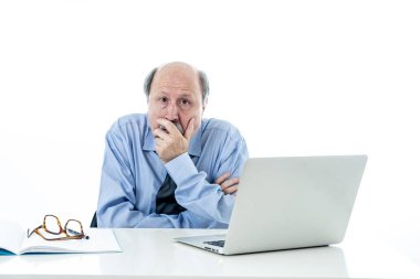 Büyük yetişkin algı içinde laptop anlayış değil masada sinirli ve yorgun olgun işadamı overworked ve teknoloji kullanımı stres fazla mesai ve beyaz arka planda izole kavramı çok
