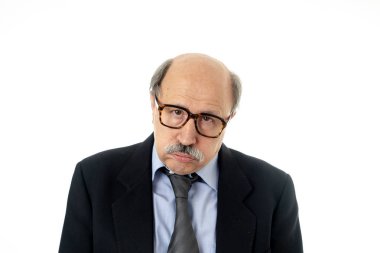 Boğulmuş ve tarafsız arka plan üzerinde izole üzgün yüz ifadesi Overworked fazla mesai ve yaşlanma kavramı içinde işte acı depresif portre kıdemli olgun yaşlı işadamı arıyor.