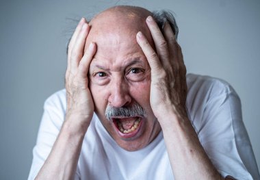 Korku içinde insan duygularını ifade ve yüz ifadeleri tarafsız arka planda izole korkmuş korkmuş yaşlı adam portresi kapatın.