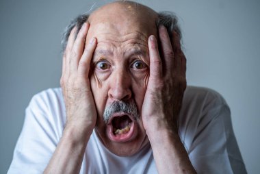 Korku içinde insan duygularını ifade ve yüz ifadeleri tarafsız arka planda izole korkmuş korkmuş yaşlı adam portresi kapatın.