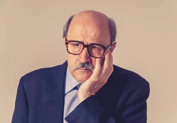 Porträt Eines Älteren Reifen Geschäftsmannes Der Traurig Und Besorgt Ist — Stockfoto