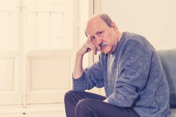 Overweldigd Senior Grijsaard Lijden Alleen Thuis Gevoel Verward Triest Alleen — Stockfoto