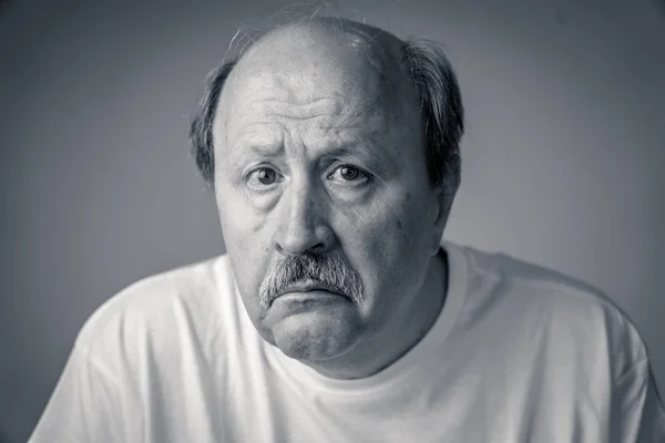 中立的な背景に分離された人間の感情表情退職とうつ病概念で悲しいと疲れ顔と痛みで年上の大人シニア男の肖像 — ストック写真