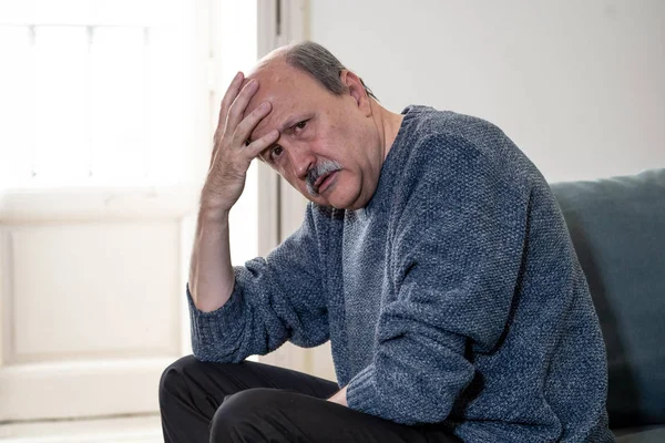 Senior Stary Człowiek Czuje Się Rozpaczliwa Smutny Patrząc Martwi Się — Zdjęcie stockowe