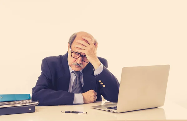 理解していない古い大人知覚でノート パソコン デスクで怒っていると疲れている成熟したビジネスマンが過労だと技術の使用応力を残業して 白い背景で隔離の概念を無理 — ストック写真