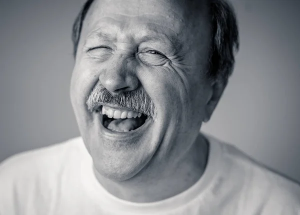 Lächelnd Und Lachend 60Er Jahre Jahre Alter Älterer Mann Offen — Stockfoto