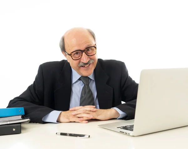 Retrato Corporativo Feliz Hombre Negocios Senior Confiado Satisfecho Trabajando Computadora — Foto de Stock