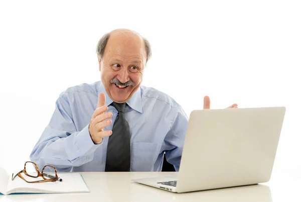 Korporacyjnych Portret Szczęśliwy Senior Działalności Człowieka Pewnie Zadowolony Działa Komputerze — Zdjęcie stockowe