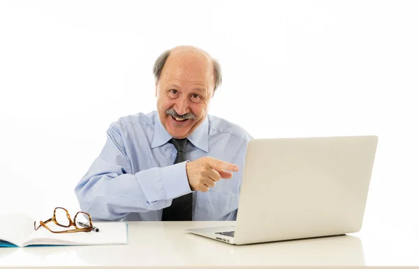 Корпоративный Портрет Счастливого Старшего Бизнесмена Уверенный Удовлетворенный Работой Компьютере Ноутбук — стоковое фото