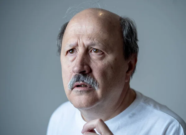 Nahaufnahme Porträt Eines Älteren Nachdenklichen Mannes Mit Nachdenklichem Gesicht Menschlichen — Stockfoto