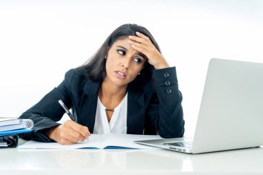 Genç çekici iş kadını çaresiz ve sinirli bilgisayar dizüstü bilgisayarda çalışan ofiste fazla mesai ve olanlar umut veya profesyonel beklentileri üzerine beyaz izole sigara yerine getirilmesi