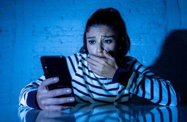 Korkmuş genç ya da genç kadın kurban Internet cyberbullying saplı ileti tarafından istismar gibi akıllı cep telefonu kullanarak.