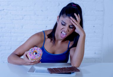 Çekici sağlıklı kadın donuts ve çikolata artık önemsiz sağlıksız gıda, beslenme, sağlıklı beslenme alışkanlıkları reddetme uygun