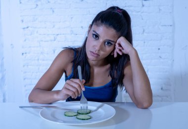 Diyet sebze ya da sağlıklı yemek yeme bozuklukları diyet ve kilo kaybı kavramında yemek istemeyen ile üzgün ve bıkkın duygu o f genç çekici kadın portre.