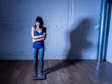 Genç fit ve ince kadın vücut ağırlığı kendini şişman ve duygu depresif ve aksi taktirde diyet yeme bozukluğu ve diyet kavramı içinde umutsuz bulma ölçekte kontrol.