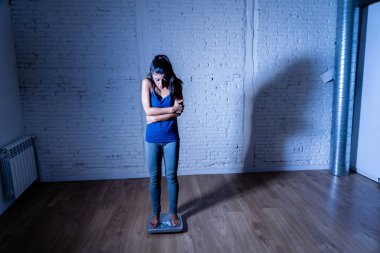 Genç fit ve ince kadın vücut ağırlığı kendini şişman ve duygu depresif ve aksi taktirde diyet yeme bozukluğu ve diyet kavramı içinde umutsuz bulma ölçekte kontrol.