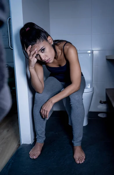 Gyönyörű Latin Fürdőszobában Szenvednek Anorexia Bulimia Érzés Kétségbeesett Szomorú Bűnös — Stock Fotó