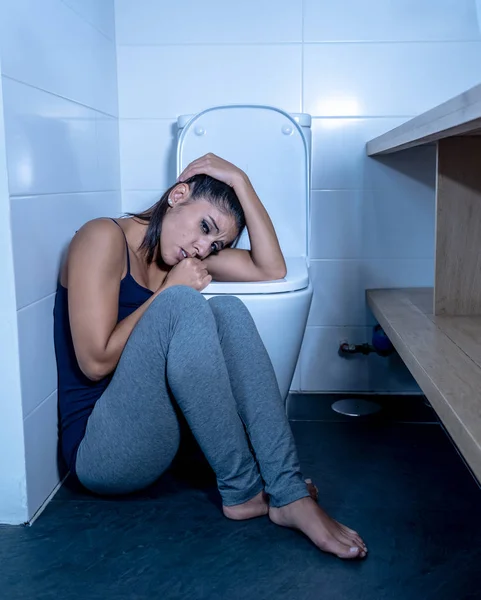 Krásné Latin Žena Sedí Koupelně Trpí Mentální Anorexie Pocit Zoufalé — Stock fotografie