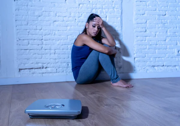 Giovane Donna Adolescente Anoressica Seduta Sola Terra Guardando Scala Preoccupato — Foto Stock