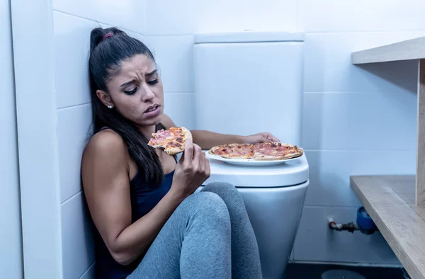 Atractiva Joven Triste Bulímica Joven Sintiéndose Culpable Enfermo Comiendo Mientras — Foto de Stock