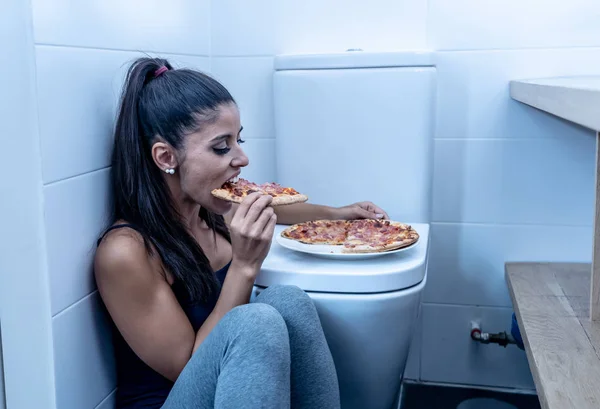 Attrayant Jeune Triste Jeune Femme Boulimique Sentant Coupable Malade Manger — Photo