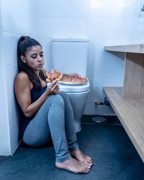 Atractiva Joven Triste Bulímica Joven Sintiéndose Culpable Enfermo Comiendo Mientras — Foto de Stock