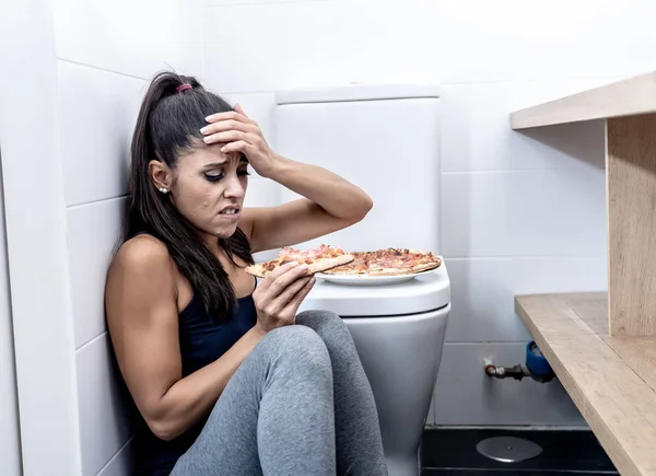 Jovem Bulímica Atraente Triste Sentindo Culpada Doente Comendo Enquanto Sentada — Fotografia de Stock