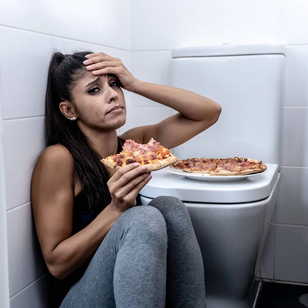 Atractiva Joven Triste Bulímica Joven Sintiéndose Culpable Enfermo Comiendo Mientras — Foto de Stock