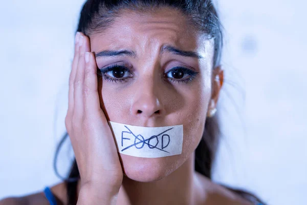 Tutup Potret Wanita Muda Latin Menarik Dengan Mulut Disegel Pada — Stok Foto