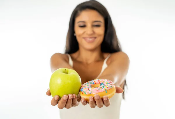 Schöne Glückliche Junge Frau Mit Apfel Und Donut Gesundem Ungesundem — Stockfoto