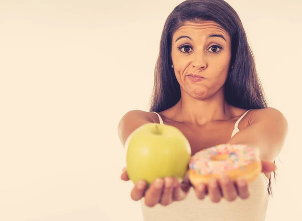 Hermosa Joven Tentada Por Tener Que Elegir Entre Manzana Donut — Foto de Stock