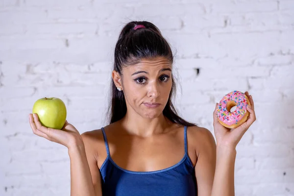 Schöne Junge Frau Versucht Die Wahl Zwischen Apfel Und Donut — Stockfoto