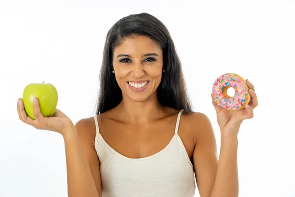 在健康不健康的食物 排毒饮食 卡路里和饮食概念持有苹果和甜甜圈的美丽愉快的年轻妇女 — 图库照片