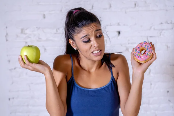 Hermosa Joven Tentada Por Tener Que Elegir Entre Manzana Donut — Foto de Stock