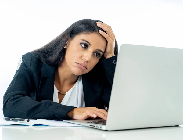 年轻的有吸引力的女实业家绝望和沮丧工作在计算机笔记本电脑在办公室加班和不履行的希望或专业的期望查出的白色 — 图库照片